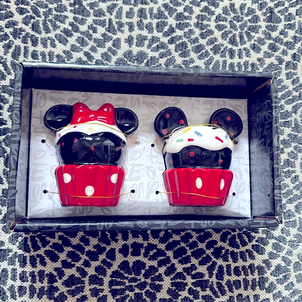 Brand New Disney Mickey And Minnie Cupcakes Salt and Pepper Shakers
